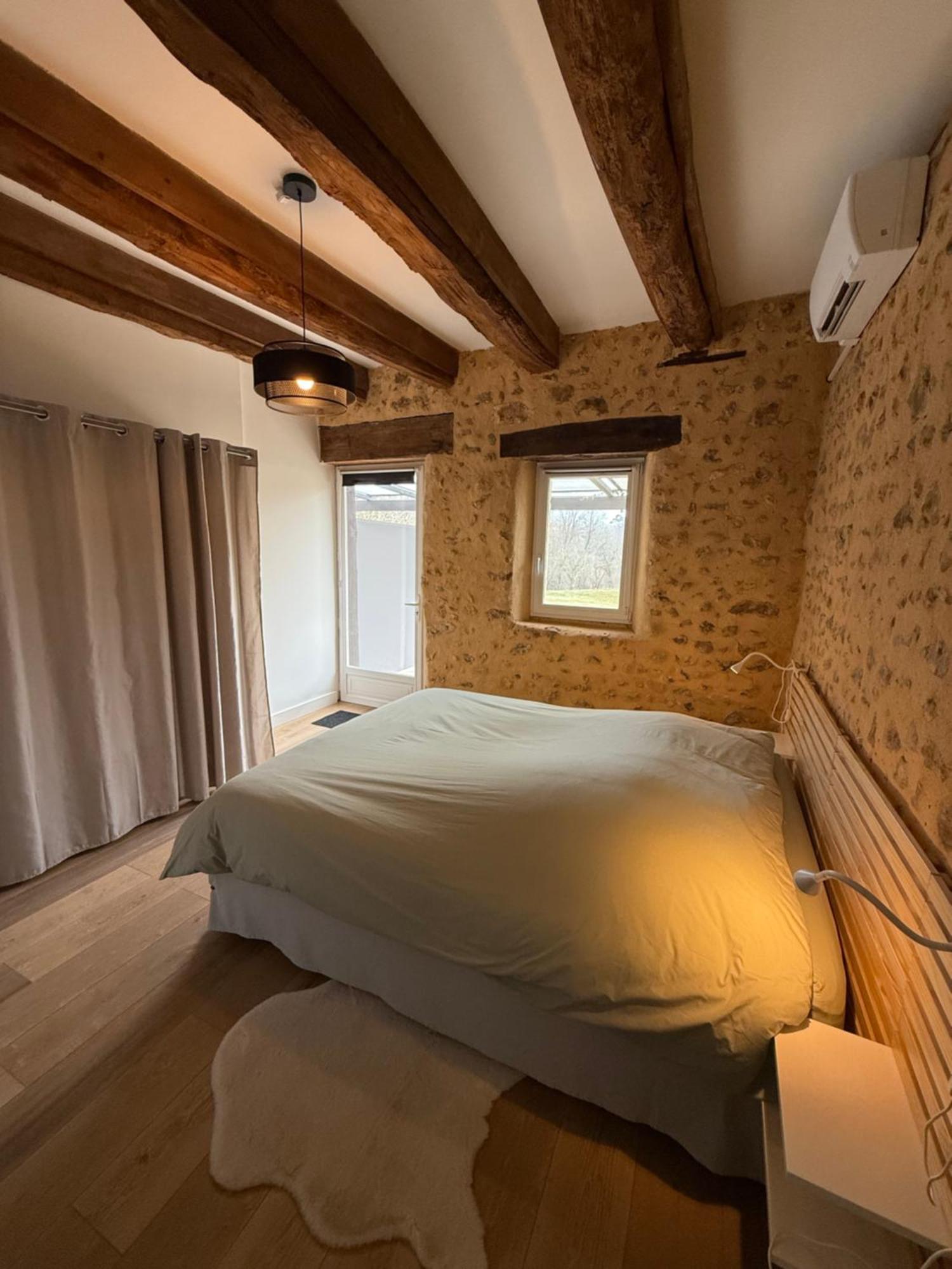 Les De La Joubertie Salon