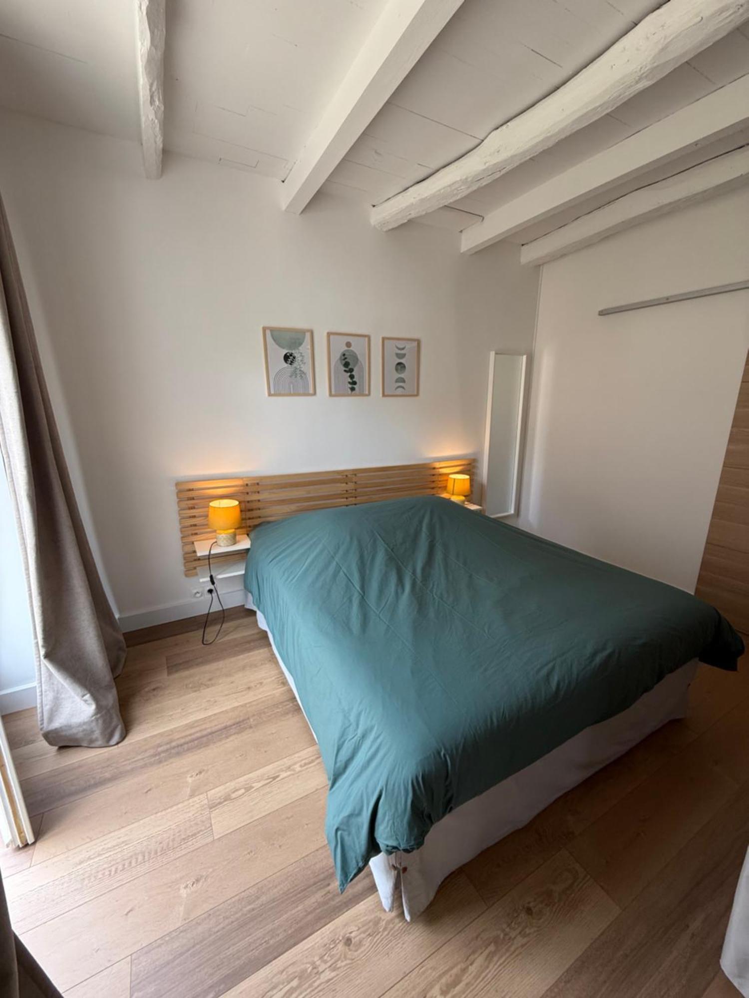 Les De La Joubertie Salon